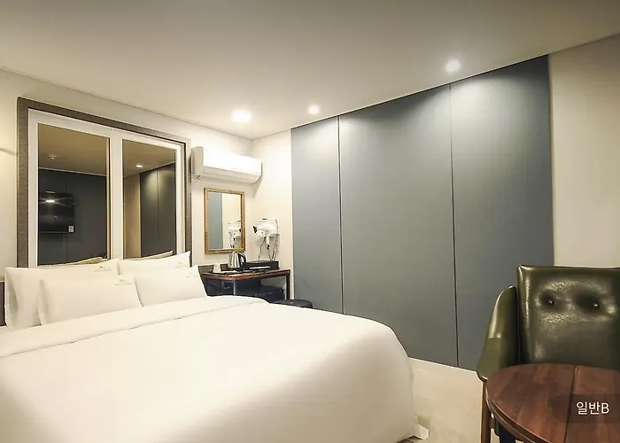 Louis Hotel