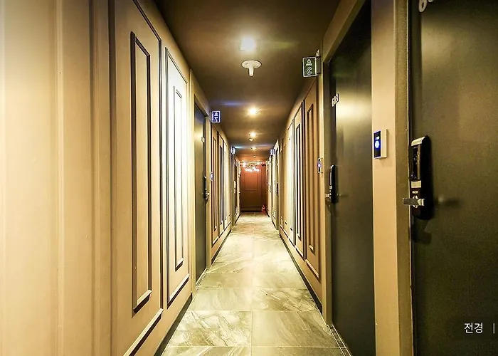 Louis Hotel *