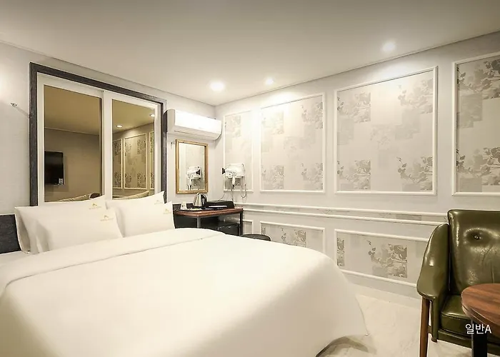 Louis Hotel *